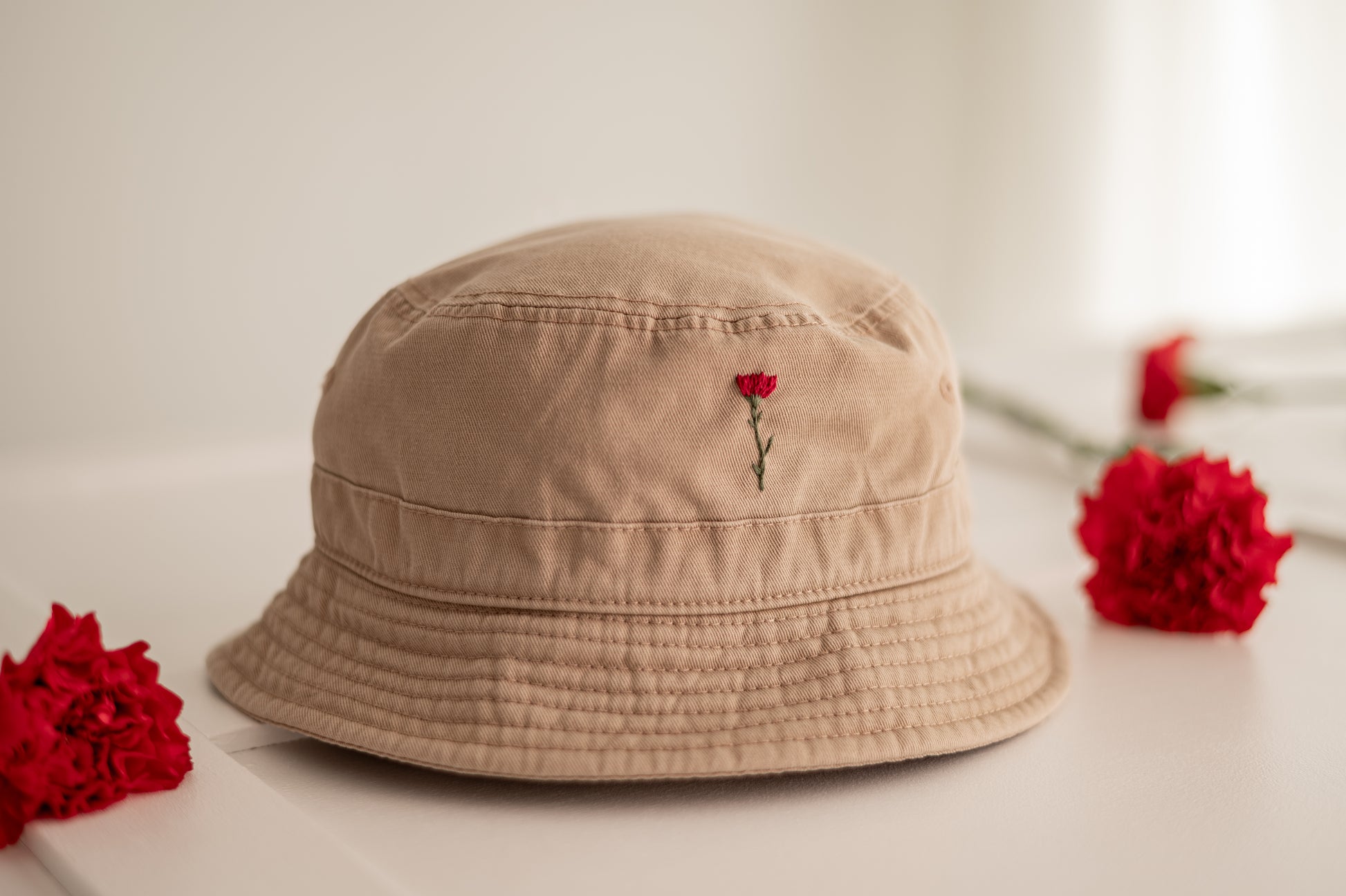 abril chapeu beje